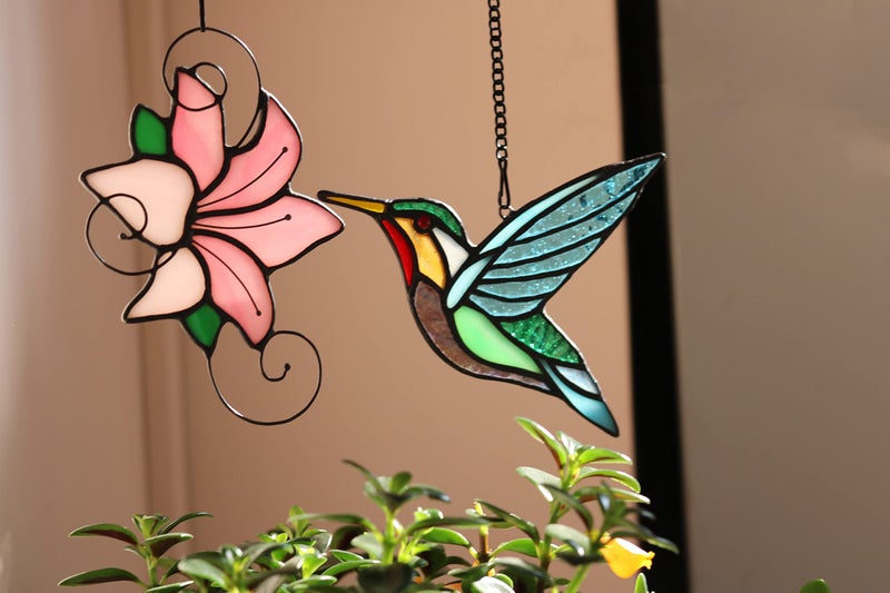 HAOSUM الطائر الطنان مع زهرة الزنبق الزجاج الملون نافذة الشنق زينة الطيور الطنانة suncatcher لنافذة اليدوية الزجاج الملون زهرة الزنبق ديكور المنزل هدية للأم - Image 2